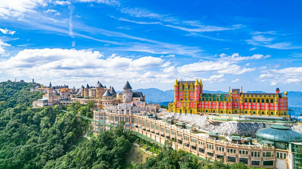 Le Sun World Ba Na Hills est un véritable « aimant » à touristes à Da Nang.