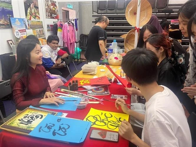 L'enseignante Nguyen Thuy Thien Huong (à gauche) avec des étudiants de l'Université de Malaya (UM). Photo: VNA