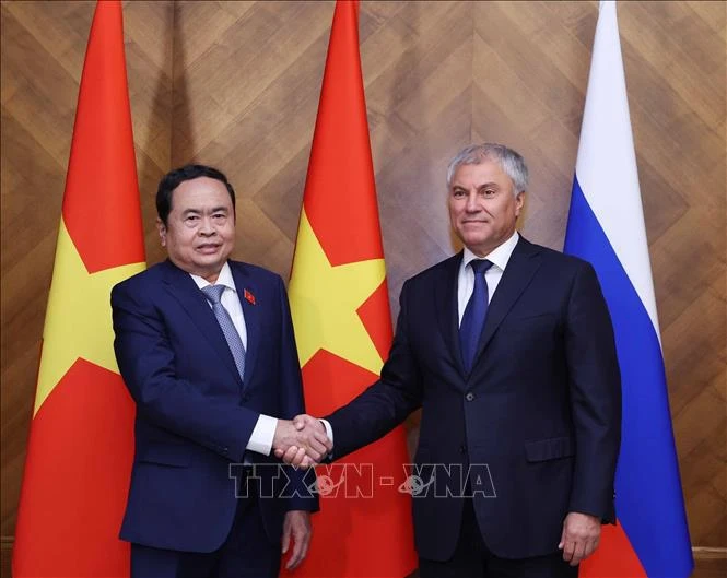 Le président de la Douma d'État russe, Viatcheslav Victorovitch Volodine (droite), et le président de l'Assemblée nationale vietnamienne, Tran Thanh Man. Photo: VNA