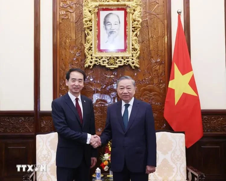 Le secrétaire général du Parti communiste du Vietnam (PCV) et président de la République, To Lam (droite), et l’ambassadeur de Chine au Vietnam, He Wei. Photo: VNA