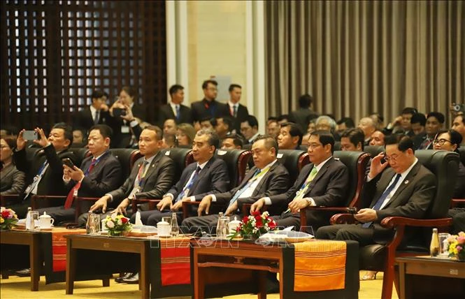 Le président du Comité populaire de Hanoï, Tran Sy Thanh (3e à partir de la droite), présent à Vientiane pour assister aux événements. Photo: VNA