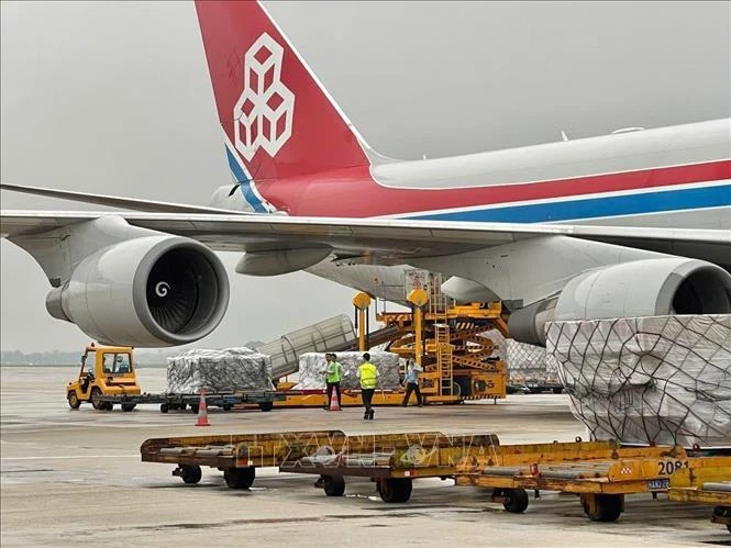 Des dons accordés par Samaritan's Purse et le gouvernement suisse pour les provinces de Yen Bai, Lao Cai et Cao Bang ravagées par le typhon Yagi et ses impacts, arrivent à l'aéroport de Noi Bai (Hanoï), le 16 septembre 2024. Photo: VNA