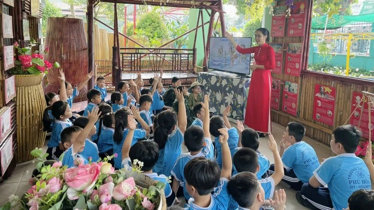 Un cours sur le Président Hô Chi Minh à l'école primaire Phu Hoa 3. Photo: Thiên Ly