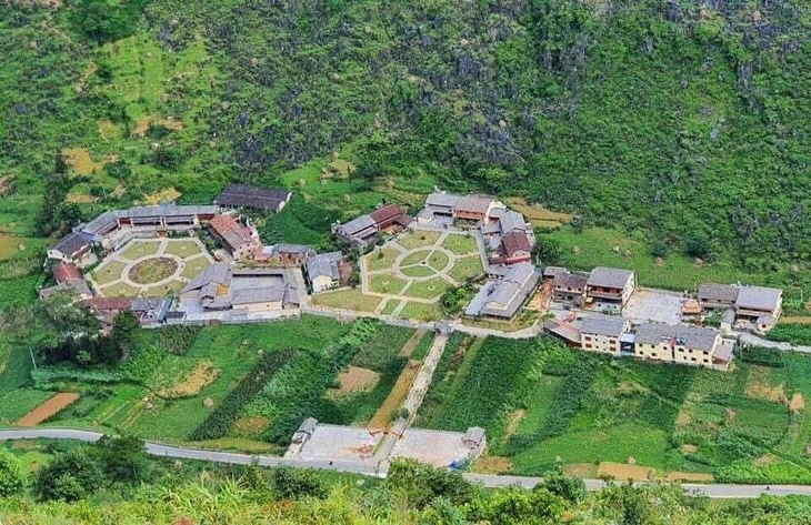 Le village Pa Vi Ha se distingue par ses paysages poétiques et son architecture singulière. Photo: Vinh Phong