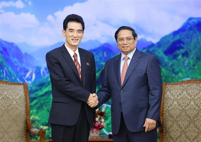 Le Premier ministre Pham Minh Chinh (droite) et l'ambassadeur de la République populaire démocratique de Corée (RPDC), Ri Sung Guk. Photo: VNA