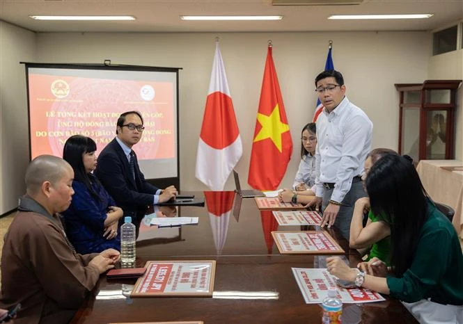 Le président de l'Association des Vietnamiens de Saitama, Pham Dinh Thuong, souligne qu'il continuerait à aider les sinistrés à surmonter les conséquences du typhon Yagi. Photo: VNA