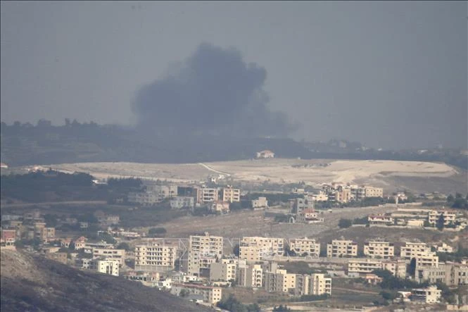 Fumée après une frappe aérienne israélienne sur Qantara, au Liban, le 22 septembre 2024. Photo : Xinhua/VNA