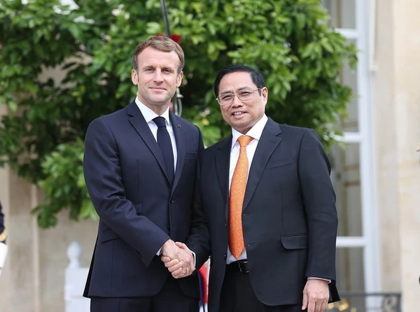 Le Premier ministre Pham Minh Chinh rencontre le président français Emmanuel Macron, lors de sa visite officielle en France en novembre 2021. Photo: VNA