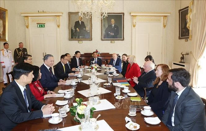 Le secrétaire général du PCV et président vietnamien, To Lam, s'entretient avec le président irlandais, Michael D. Higgins. Photo: VNA