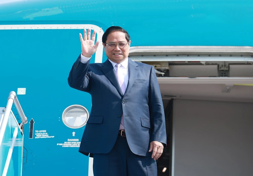 Le Premier ministre Pham Minh Chinh à l'aéroport international de Noi Bai, allant assister aux 44e et 45e Sommets de l'ASEAN et Sommets connexes au Laos. Photo: VNA