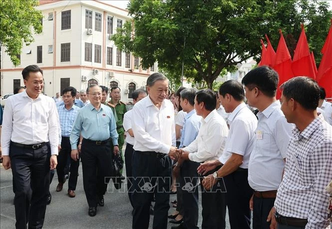 Le secrétaire général du Parti et président de la République, To Lam, et des électeurs du district de Van Giang, province septentrionale de Hung Yen. Photo: VNA