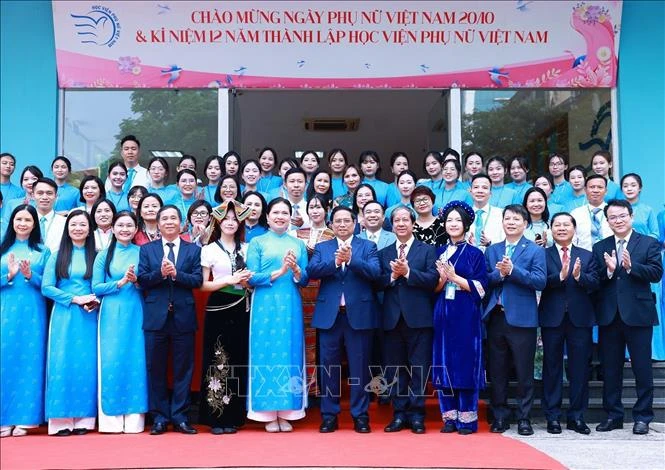 Le Premier ministre Pham Minh Chinh, des responsables de l'Union des femmes vietnamiennes, des enseignants et étudiants de l'Académie des femmes du Vietnam. Photo : VNA