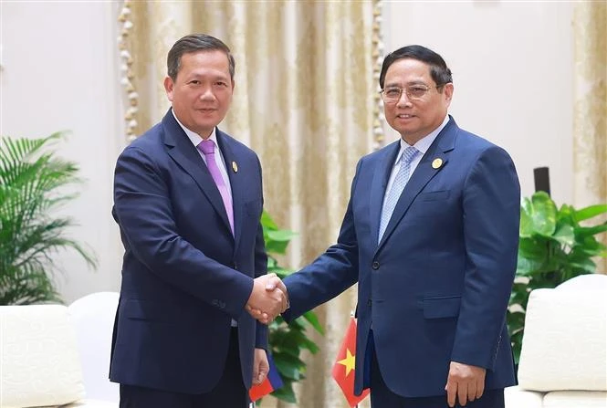 Le Premier ministre Pham Minh Chinh (droite) et son homologue cambodgien, Samdech Hun Manet. Photo: VNA