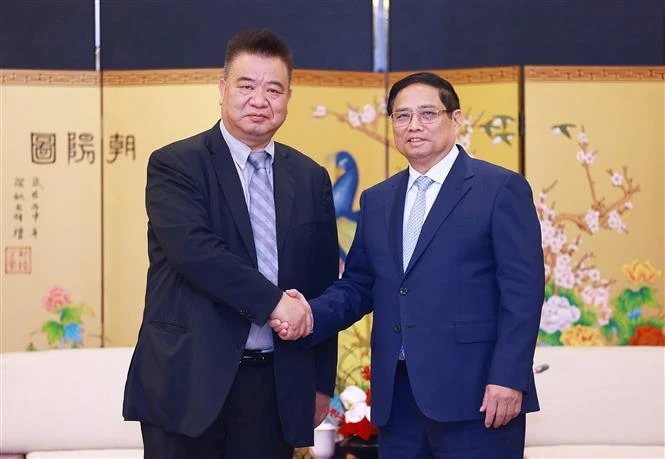 Le Premier ministre Pham Minh Chinh et un dirigeant de KIFA. Photo: VNA