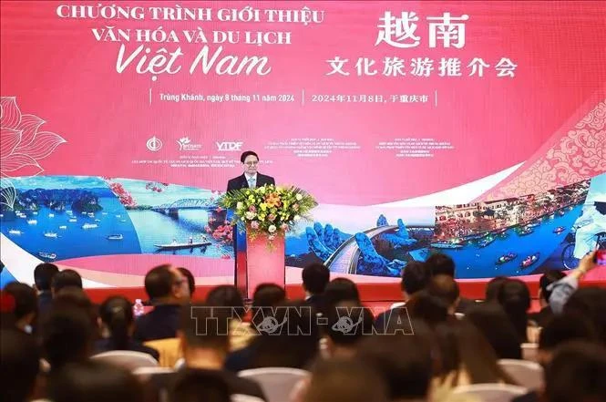 Le PM assiste à un programme de présentation de la culture et du tourisme vietnamiens à Chongqing (Chine)