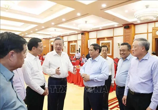 Le secrétaire général du Parti communiste du Vietnam (PCV), To Lam (2e à partir de la gauche), et des délégués lors de la séance de travail. Photo: VNA