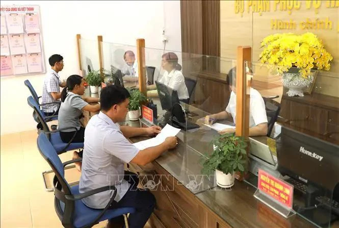 Des gens se rendent au Service Administratif de la commune Viet Thanh (district de Tran Yen, province de Yen Bai) pour effectuer les démarches administratives. Photo: VNA