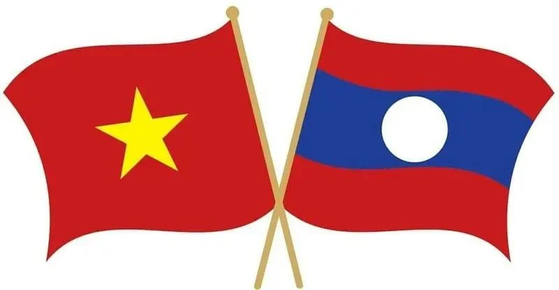 Drapeaux nationaux du Vietnam et du Laos. Photo : sggp.org.vn