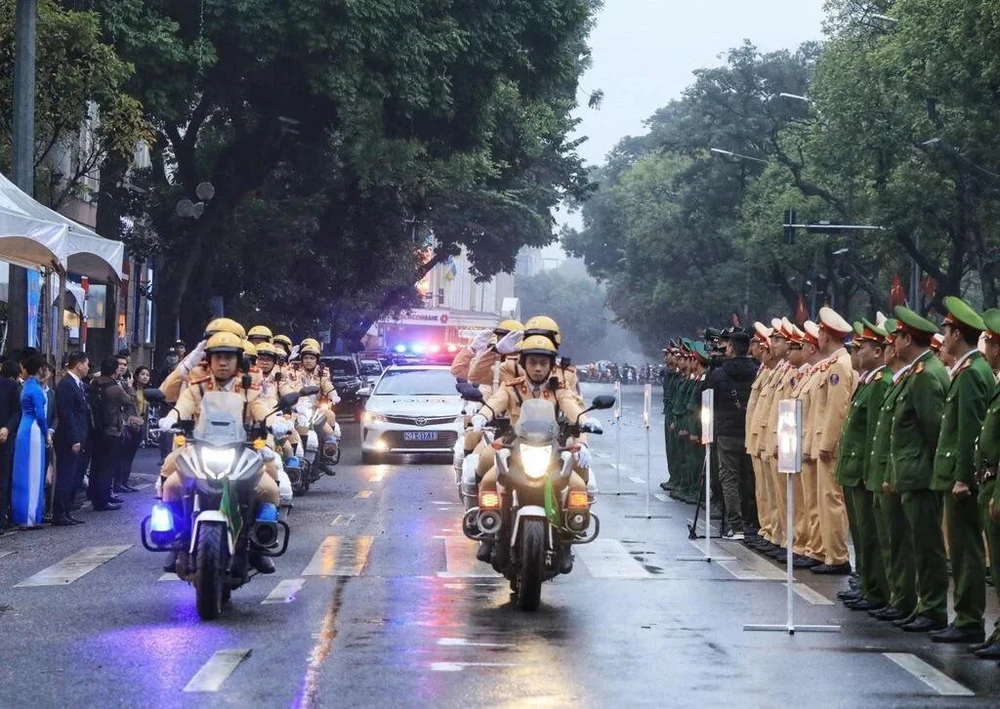 Déploiement de policiers de la circulation aux heures de pointe pour assurer la sécurité routière. Photo : VNA