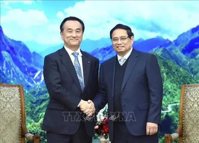 Le Premier ministre Pham Minh Chinh (droite) et Muraoka Tsugumasa, gouverneur de la préfecture japonaise de Yamaguchi. Photo: VNA