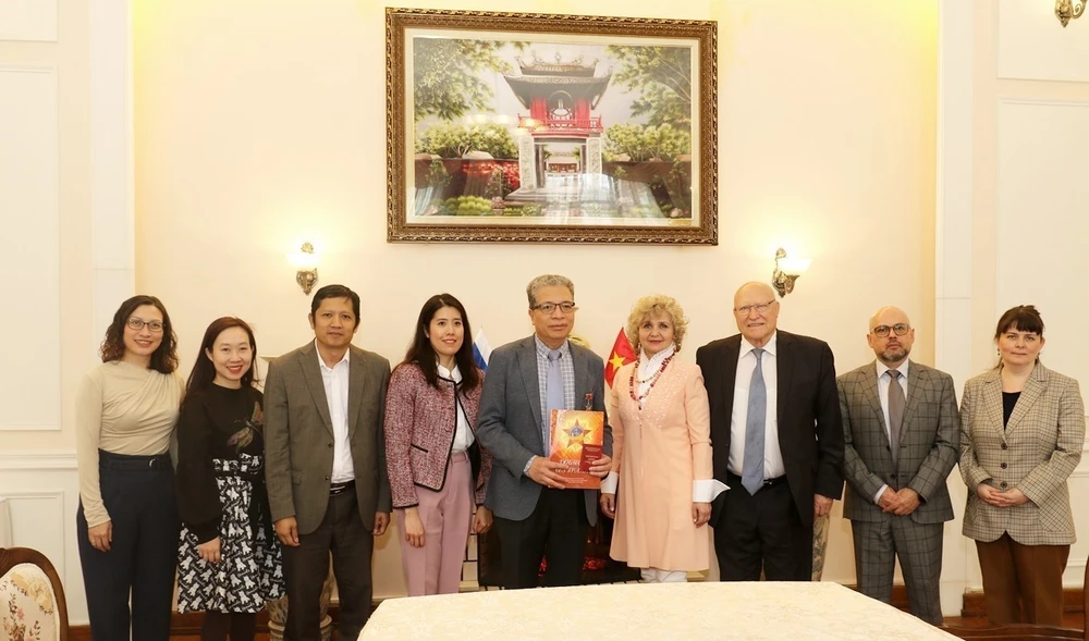 Ambassador Dang Minh Khoi and his guests in a group photo. (Source: VNA)
