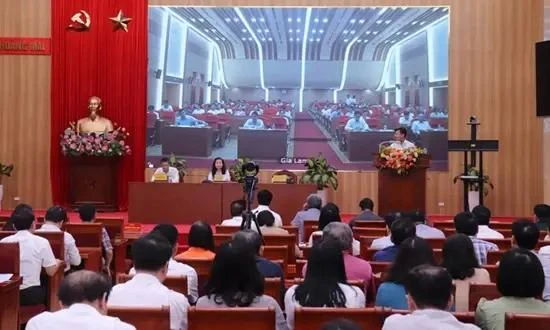 At a meeting between Hanoi's delegation of NA deputies and voters. (Photo: dbndhanoi.gov.vn)