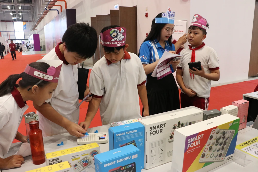 Students visit a booth at the festival. (Photo: VNA)