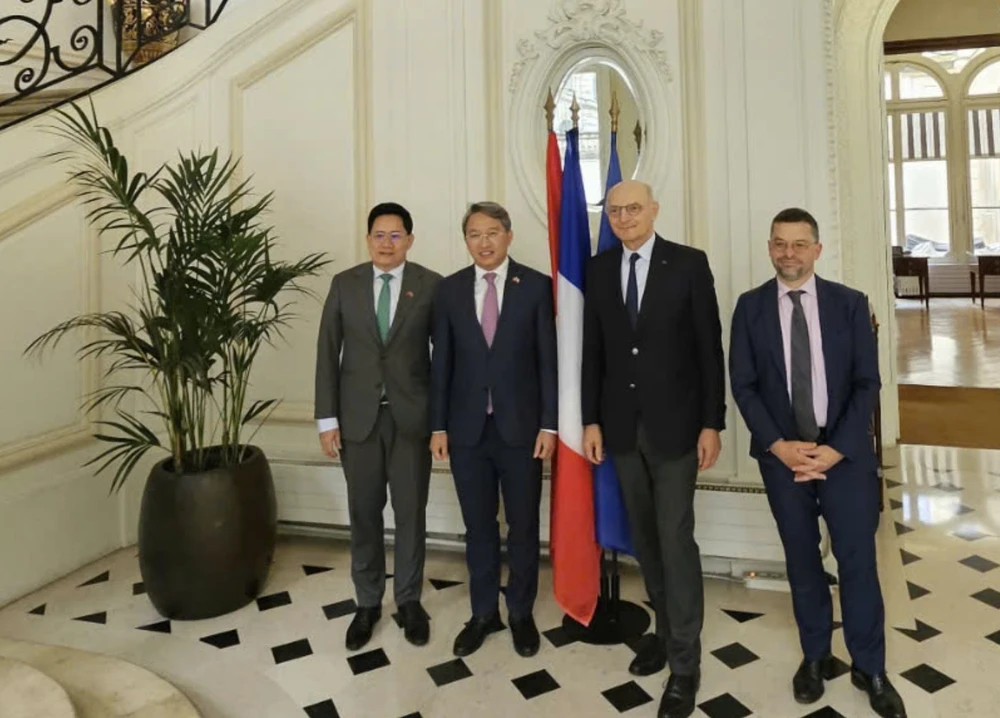 Vietnamese and French officials pose for a group photo in Paris. (Source: VNA)