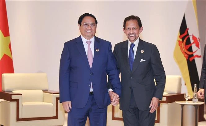 Vietnamese Prime Minister Pham Minh Chinh (left) and Sultan of Brunei Haji Hassanal Bolkiah at their meeting in Vientiane, Laos, on October 9. (Photo: VNA)