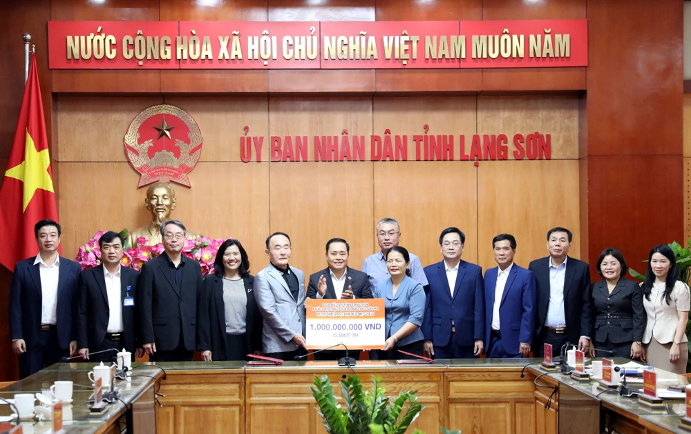 The Republic of Korea (RoK)’s Daejin International Volunteers Association (DIVA) has presented 1 billion VND (over 40,200 USD) in international emergency aid to 15 households in the northern province of Lang Son suffering damage from Typhoon Yagi. (Photo: VNA)