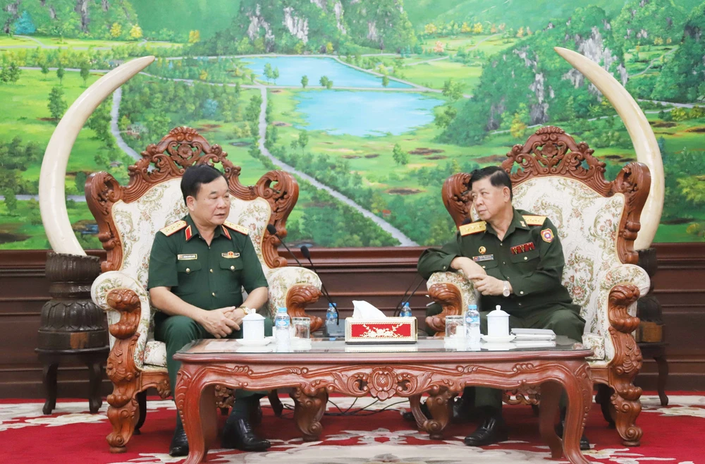 Vietnamese Deputy Minister of National Defence Sen. Lieut. Gen Hoang Xuan Chien (left) and his Lao counterpart Vongkham Phommakon at their meeting in Vientiane on October 9. (Photo: VNA)