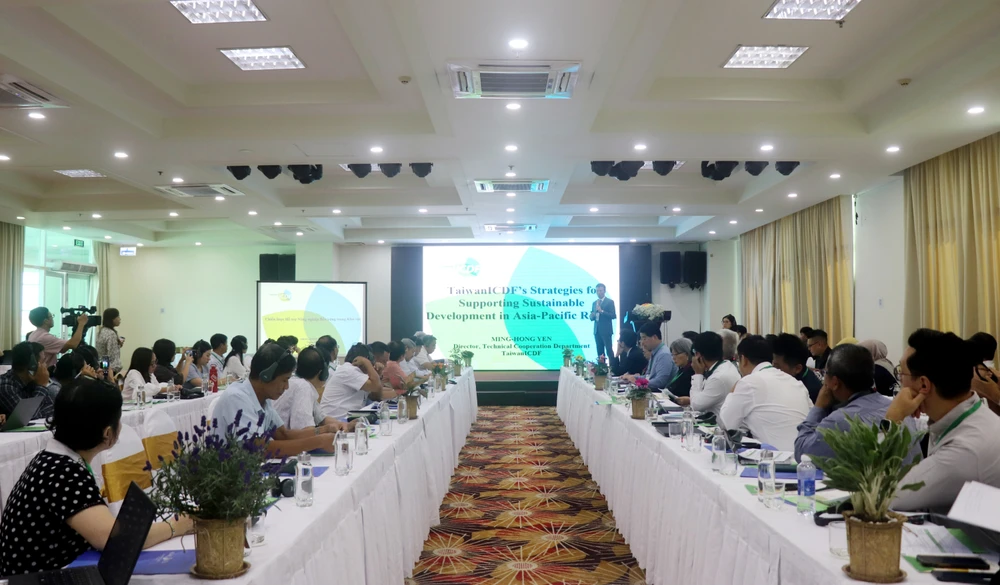 A conference is held in the Mekong Delta city of Can Tho on October 9 to launch the Capacity Building for Sustainable and Low-Carbon Rice Innovations in Southeast Asia (CABIN) project. (Photo: VNA)