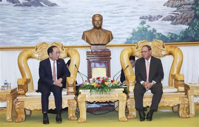 Deputy Minister of Public Security Sen. Lieut. Gen Tran Quoc To (left) and Laos Deputy Prime Minister, Minister of Public Security Gen. Vilay Lakhamphong at their meeting in Vientiane on October 9. (Photo: VNA)