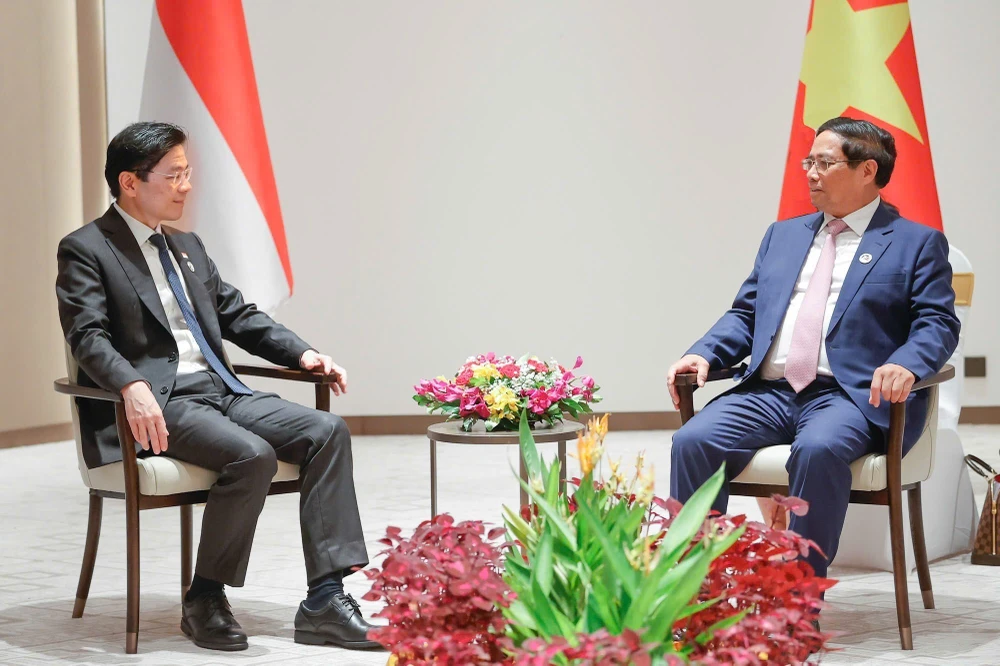 Vietnamese Prime Minister Pham Minh Chinh (right) and his Singaporean counterpart Lawrence Wong meets in Vientiane, Laos, on October 9. (Photo: VNA)