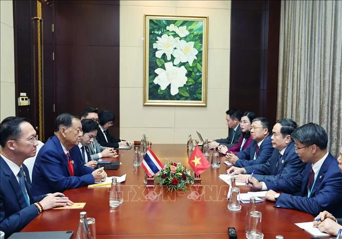 At the meeting between National Assembly Chairman Tran Thanh Man and President of the National Assembly and Speaker of the House of Representatives of Thailand Wan Muhamad Noor Matha in Vientiane on October 19. (Photo: VNA)