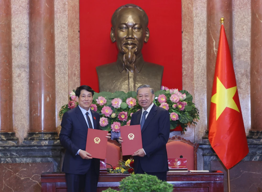 The Presidential Office on October 22 holds a ceremony for the transfer of work between Party General Secretary To Lam (right) and State President Luong Cuong. (Photo: VNA)