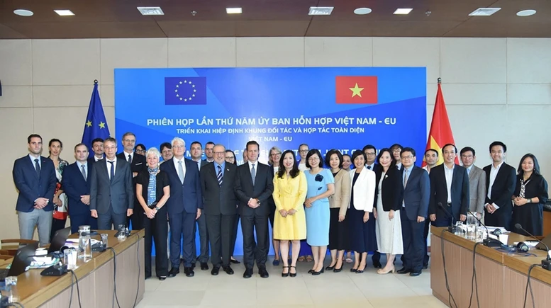 Vietnamese and EU delegates to the meeting. (Photo: VNA)