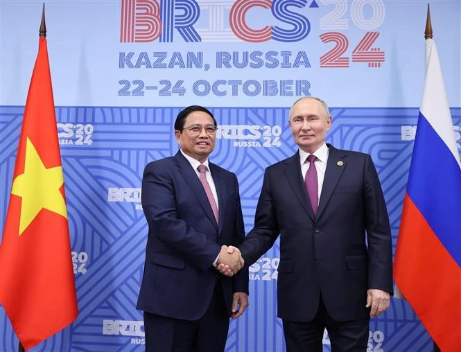 Vietnamese Prime Minister Pham Minh Chinh (left) and Russian President Vladimir Putin take a photo on the sidelines of the expanded BRICS Summit in Kazan, Russia, on October 24 evening (local time). (Photo: VNA)