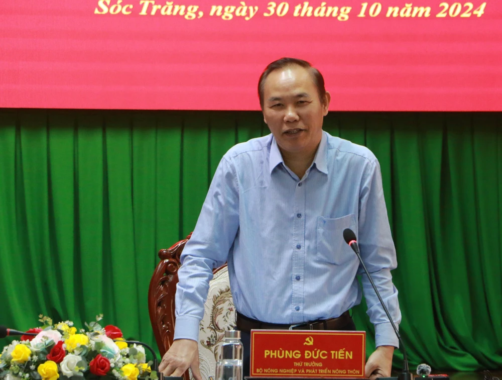 Deputy Minister of Agriculture and Rural Development Phung Duc Tien speaks at the meeting. (Photo: VNA)