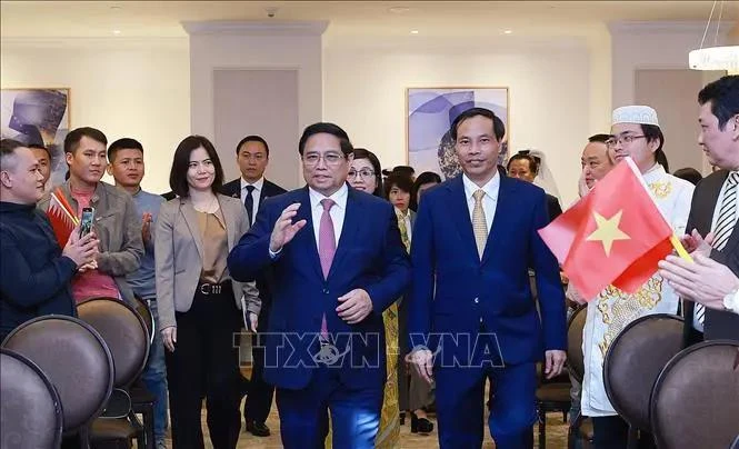 Prime Minister Pham Minh Chinh meets representatives of the Vietnamese Embassy and community in Qatar. (Photo: VNA)