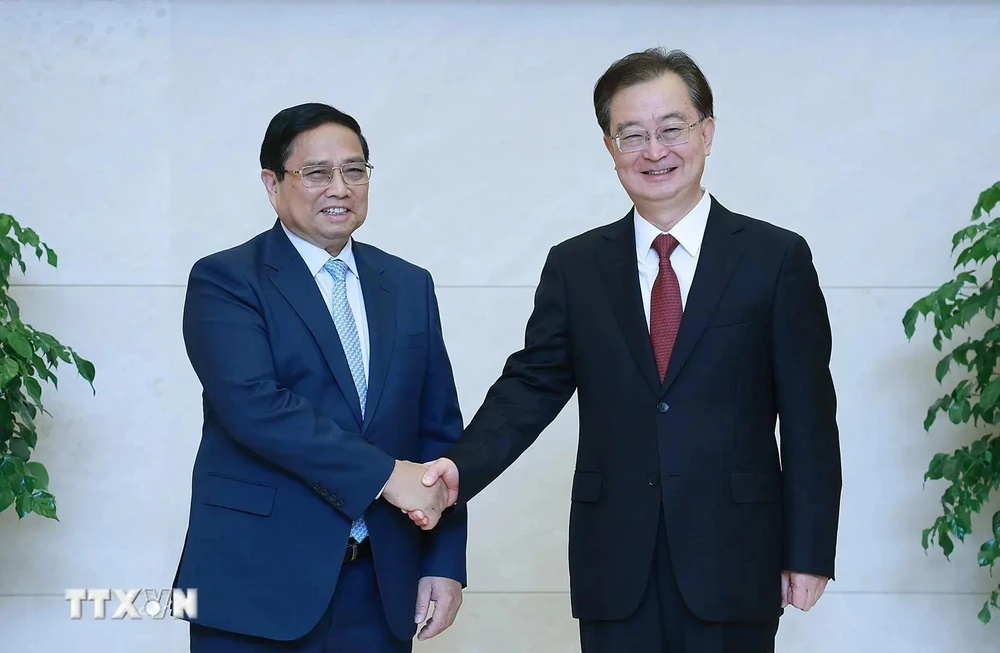 Prime Minister Pham Minh Chinh (left) receives Wang Ning, member of the Communist Party of China Central Committee and Secretary of the Yunnan provincial Party Committee, in Kunming city on November 6. (Photo: VNA)