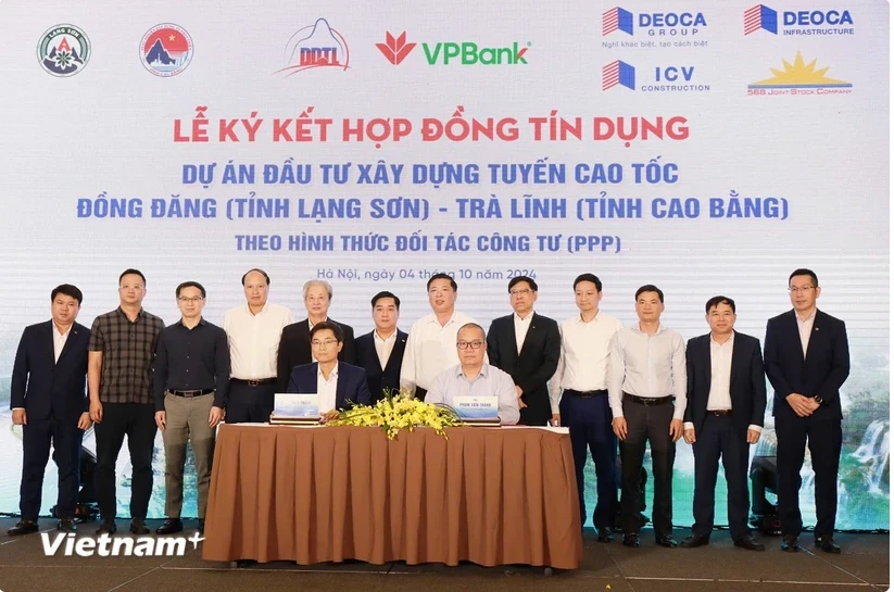 At the signing ceremony for the credit contract of the Dong Dang (Lang Son) - Tra Linh (Cao Bang) expressway project on October 4. (Photo: VietnamPlus)