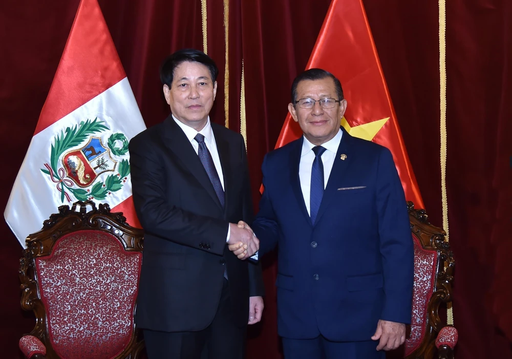 Vietnam’s State President Luong Cuong (left) and President of the Congress of Peru Eduardo Salhuana at their meeting in Lima on November 13 afternoon (local time). (Photo: VNA)