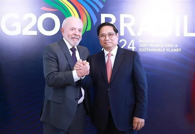 Prime Minister Pham Minh Chinh (right) and Brazilian President Luiz Inácio Lula da Silva. (Photo: VNA)