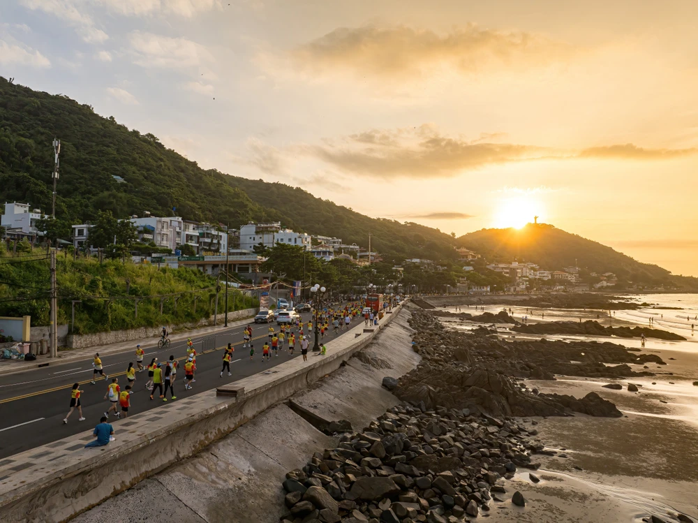 At the 2024 Strong Vietnam International Marathon in Vung Tau city in the southern province of Ba Ria-Vung Tau, on November 17. (Photo: VNA)