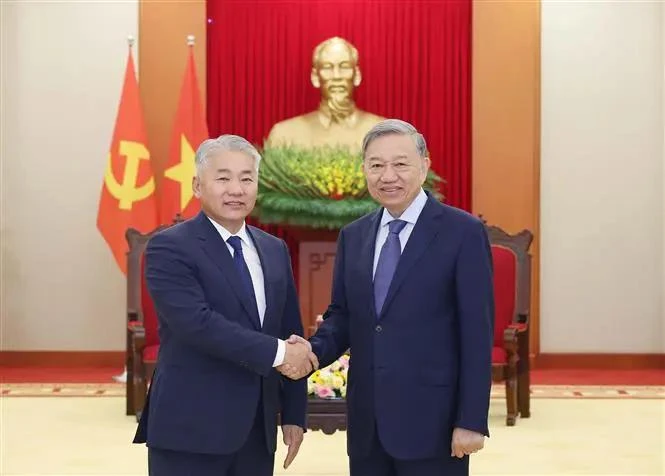 Party General Secretary To Lam (right) and Mongolian Minister for Food, Agriculture and Light Industry Jadamba Enkhbayar. (Photo: VNA)