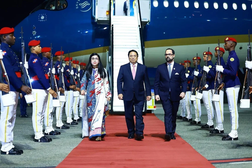 Prime Minister Pham Minh Chinh and his spouse at Las Américas International Airport in Santo Domingo, the Dominican Republic. (Photo: VNA)