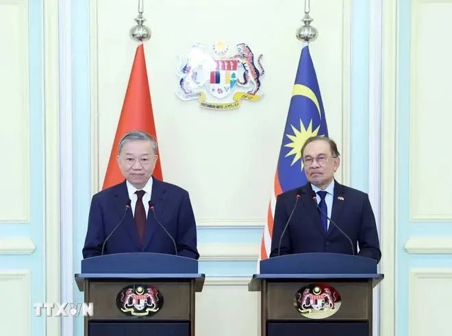 Party General Secretary To Lam (left) and Malaysian Prime Minister Anwar Ibrahim at the press conference. (Photo: VNA)