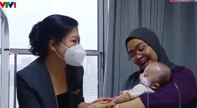 Ngo Phuong Ly, spouse of Party General Secretary To Lam, and a child patient at the National Heart Institute of Malaysia. (Photo: VNA)