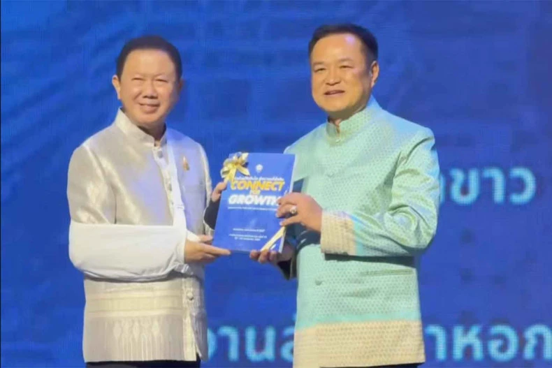 Thai Deputy Prime Minister Anutin Charnvirakul (right) receives the white paper from Sanan Angubolkul, Chairman of the Thai Chamber of Commerce and Board of Trade. (Screenshot via Bangkok Post) 